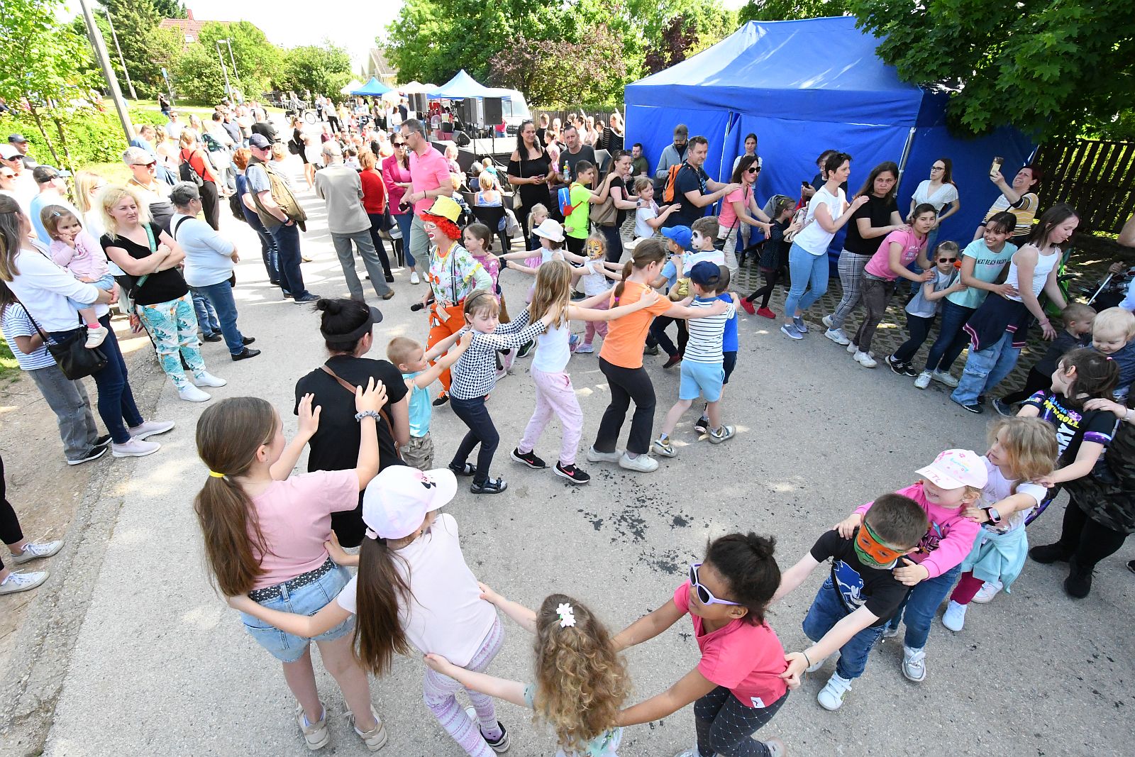 Püspökkertvárosi forgatag a vasárnap délutáni napsütésben